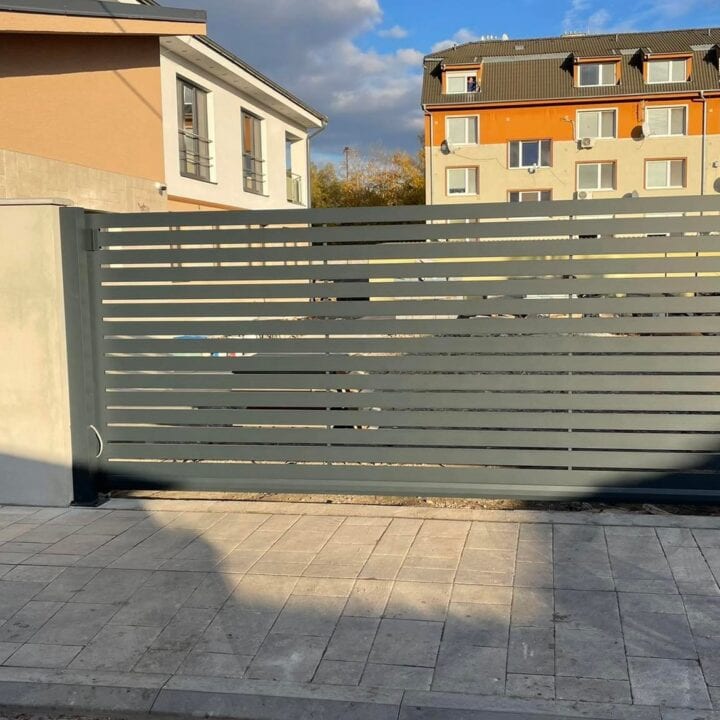 ALUX hliníkové ploty - realizace ALUX Forza vjezdová brána